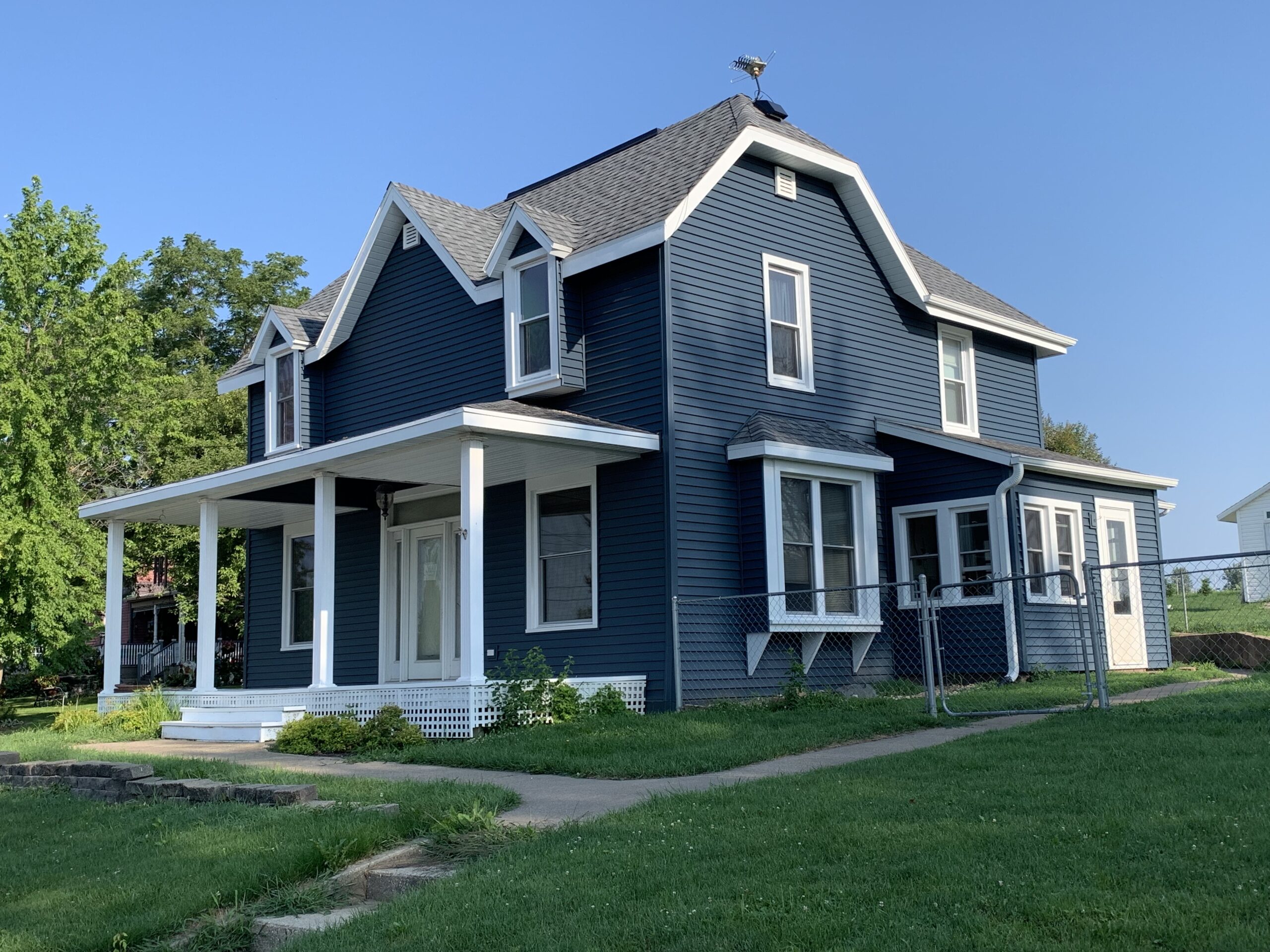 Roofing: CertainTeed Landmark® Pewter Siding: Mastic® Carvedwood D4 Rock Ha...